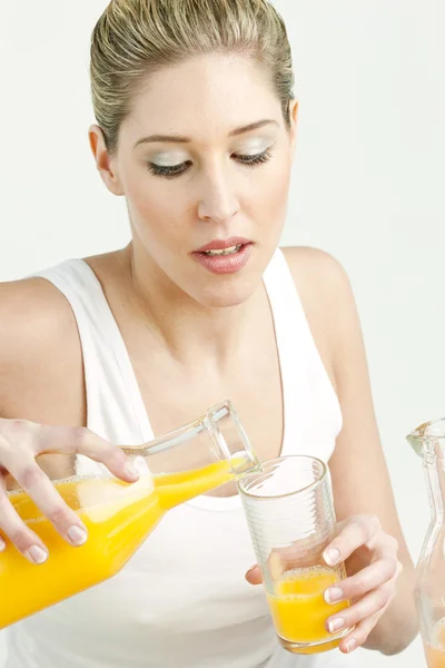 Πορτρέτο της νεαρής γυναίκας με χυμό πορτοκάλι — Φωτογραφία Αρχείου