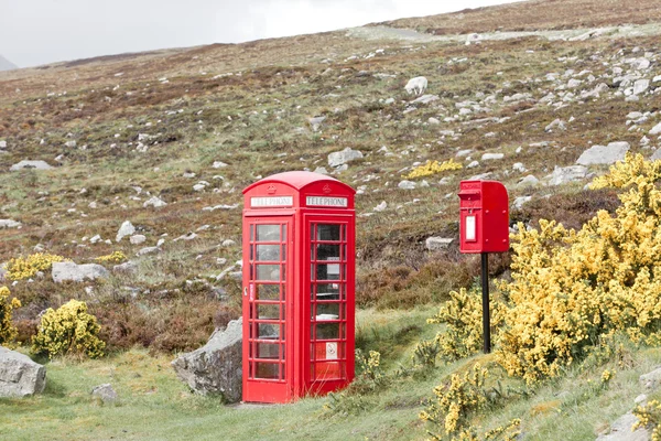 İskoçya yakınlarındaki telefon kulübesi ve posta kutusu — Stok fotoğraf