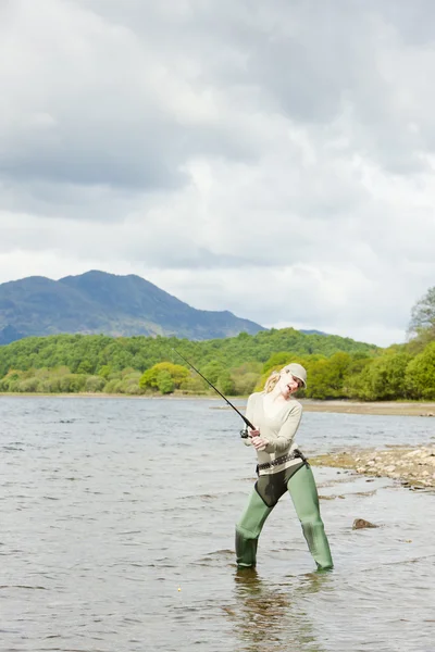 Donna pescatrice, Loch Venachar, Trossachs, Scozia — Foto Stock
