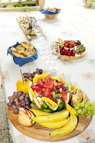 테이블에 물 참 외와 과일 정물화 — 스톡 사진