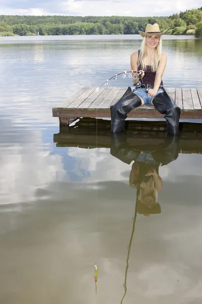 Visserij vrouw zitten op pier — Stockfoto