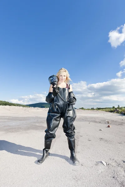 防護服で身に着けているガスマスクで立っている女性 — ストック写真