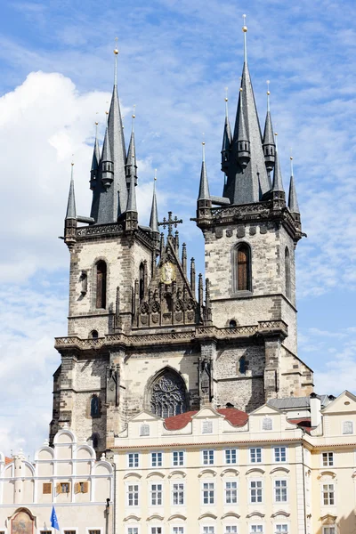 Tynsky εκκλησία στην πλατεία Παλιάς Πόλης, Πράγα, Τσεχία — Φωτογραφία Αρχείου