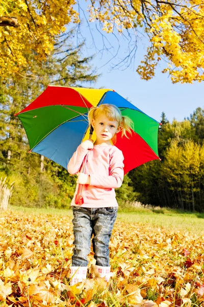 在秋季自然伞的小女孩 — 图库照片
