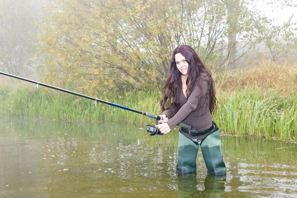 Femme pêche dans l'étang — Photo