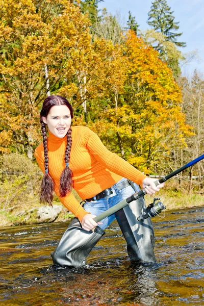 Frau angelt im Fluss otava, Tschechische Republik — Stockfoto