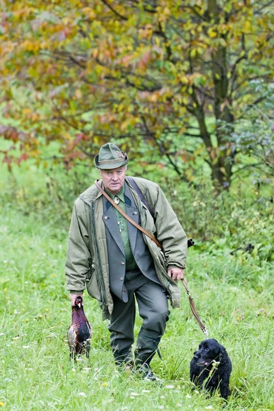Jäger mit Hund bei der Jagd — Stockfoto
