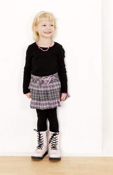 小さな女の子のスカートを着て立っています。 — ストック写真