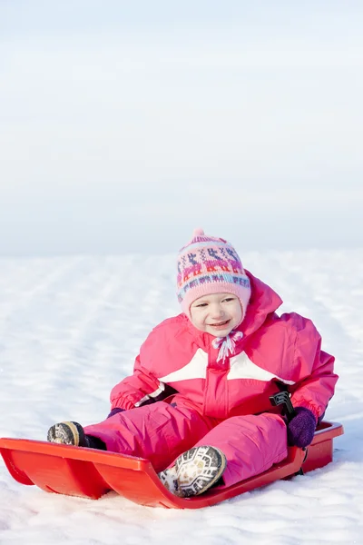 Liten flicka med bob i snö — Stockfoto