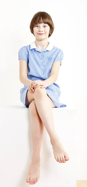 Vergadering meisje draagt blauwe jurk — Stockfoto