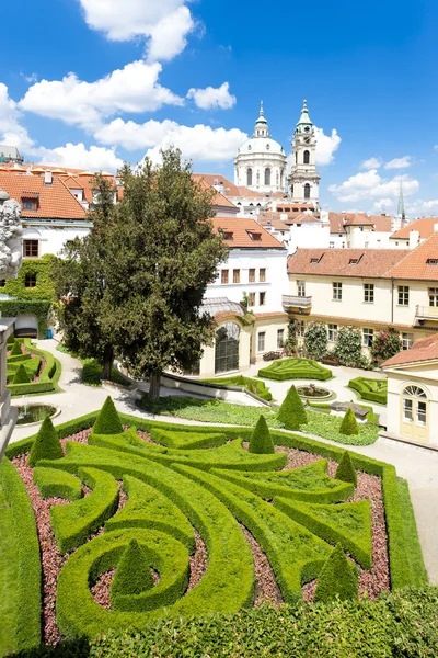 Vrtbovska tuin en Sint Nicolaas kerk, Praag, Tsjechische republ — Stockfoto