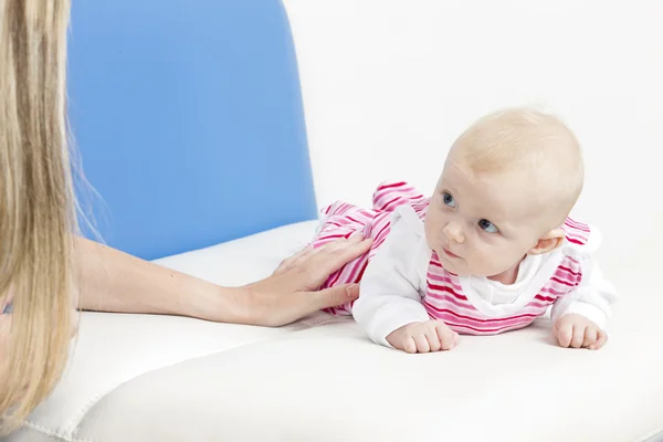 Baby flicka liggande på soffan — Stockfoto