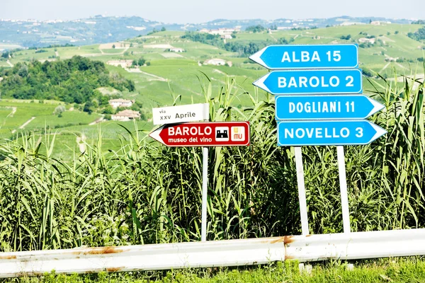 Señalización cerca de Barolo, Piamonte, Italia — Foto de Stock