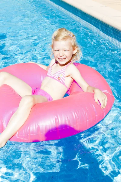 Little girl with rubber ring in swimming pool — Stock Photo, Image