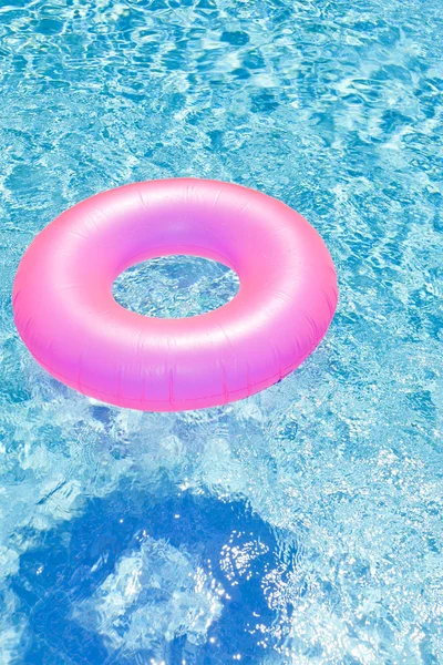Розовое резиновое кольцо в бассейне — стоковое фото