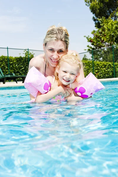 Mãe com sua filha na piscina — Fotografia de Stock