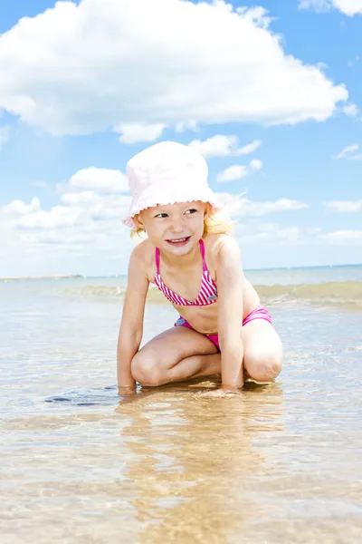 Bambina sulla spiaggia in mare — Foto Stock