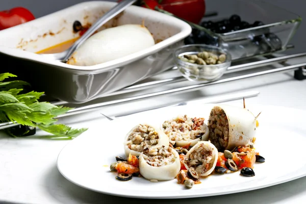 stock image Baked sepia with tomatoes and black olives filled with pearl bar