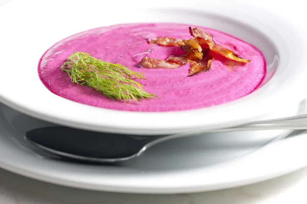 Supă de sfeclă roșie amestecată cu smântână — Fotografie, imagine de stoc