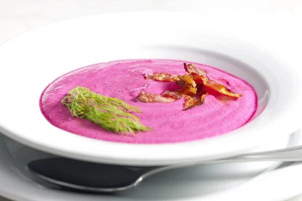 Sopa de remolacha roja mezclada con crema —  Fotos de Stock