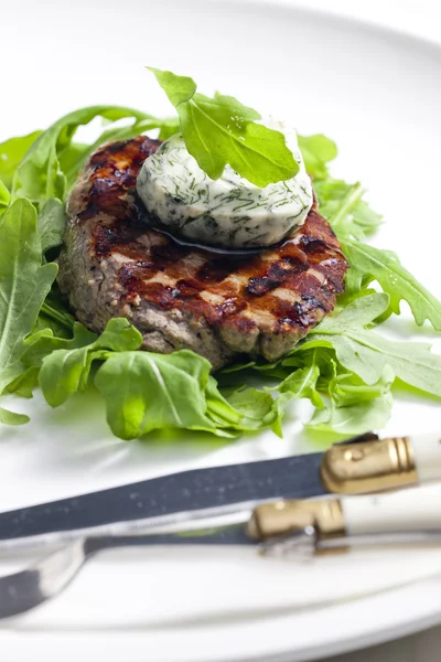 Жареный бифштекс с травяным маслом — стоковое фото