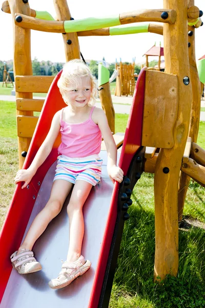 Kleines Mädchen auf Spielplatz — Stockfoto