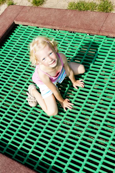 Mała dziewczynka trampolina — Zdjęcie stockowe