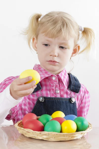 Portrét holčička s velikonoční vajíčka — Stock fotografie