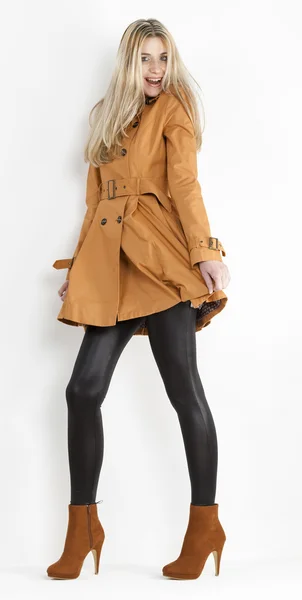 Staande vrouw dragen jas en modieuze bruine schoenen — Stockfoto