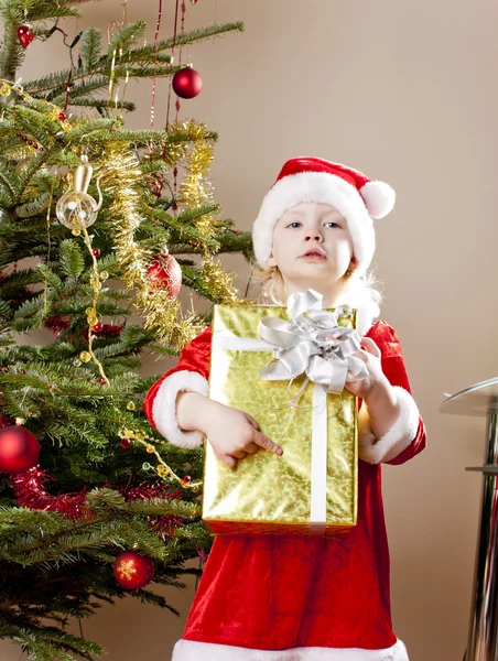 Liten flicka som jultomten med julklapp Royaltyfria Stockfoton