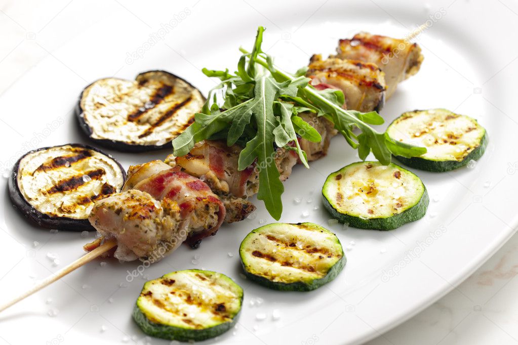 Turkey skewer with bacon and grilled vegetables