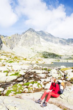 kadın backpacker vysoke tatry (yüksek tatras, beş SPI tarns,),