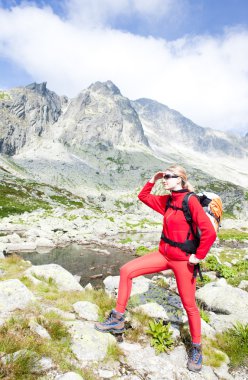 kadın backpacker vysoke tatry (yüksek tatras, beş SPI tarns,),