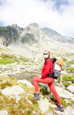 kadın backpacker vysoke tatry (yüksek tatras, beş SPI tarns,),