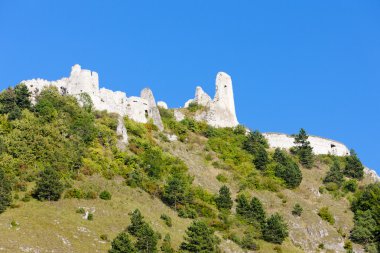 Slovakya 'daki Cachtice Kalesi kalıntıları