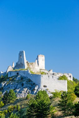 Slovakya 'daki Cachtice Kalesi kalıntıları