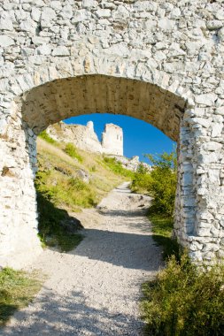 Slovakya 'daki Cachtice Kalesi kalıntıları