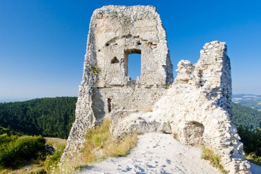 Slovakya 'daki Cachtice Kalesi kalıntıları