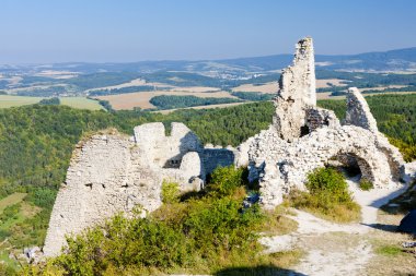 Slovakya 'daki Cachtice Kalesi kalıntıları