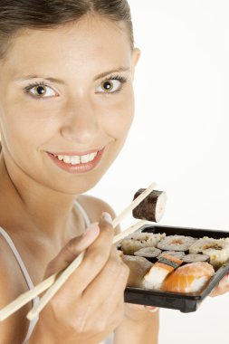 Portret van vrouw met sushi