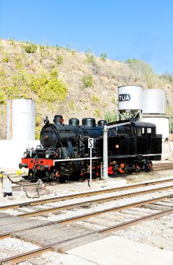 lokomotif tren istasyonunda tua, douro valley, portug Buhar