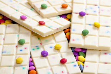 Natürmort beyaz çikolata ile smarties