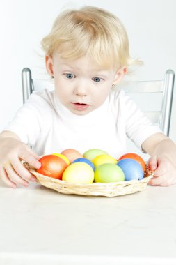 Paskalya yumurtaları ile küçük kız portresi