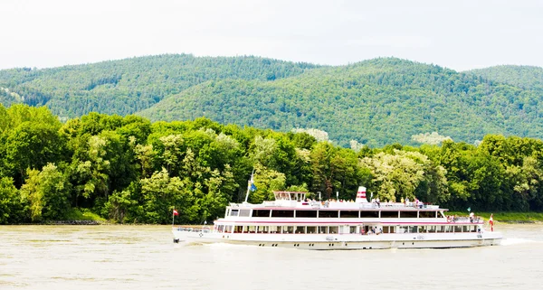 Cruise ship on the Danube river, Wachau, Lower Austria, Austria — Stok fotoğraf