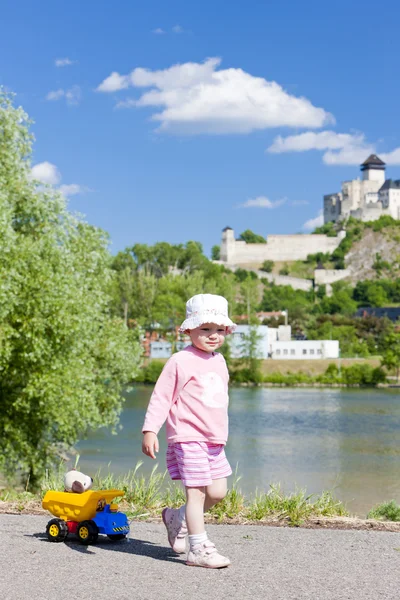 Dziewczynka gry z mały samochód, Trenczyn, Słowacja — Zdjęcie stockowe