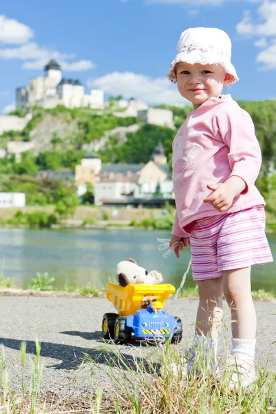 छोटी लड़की एक छोटी कार, ट्रेंसिन, स्लोवाकिया के साथ खेल रही है — स्टॉक फ़ोटो, इमेज