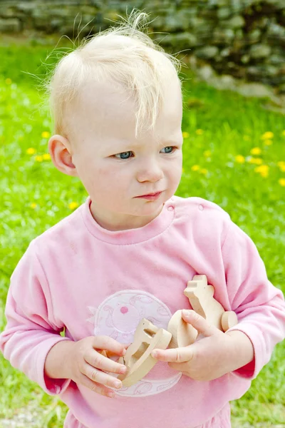 Portret van meisje spelen met houten speelgoed — Stockfoto