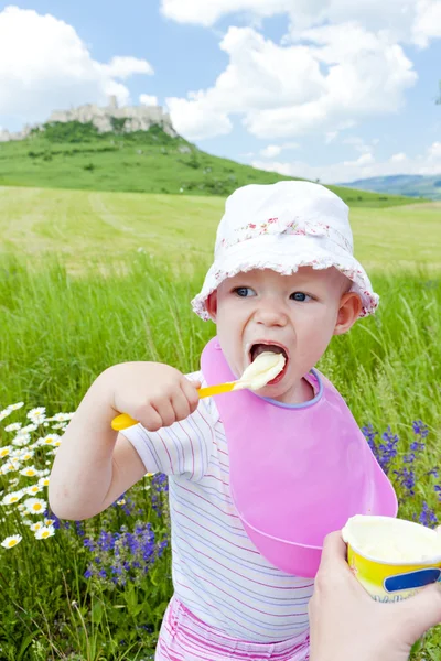 Portrett av å spise en liten jente – stockfoto