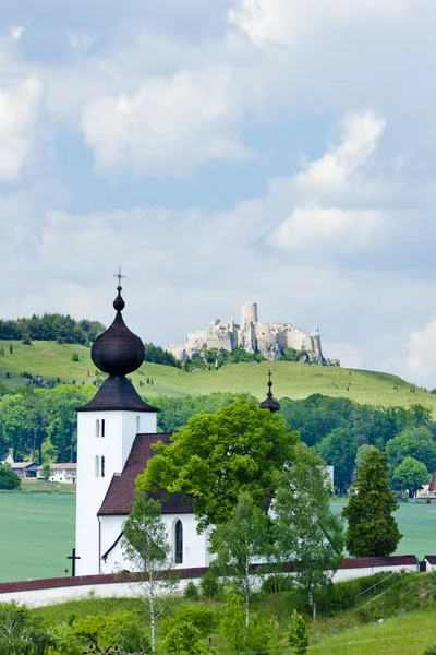 Kirche in Zehra und Spissky Burg im Hintergrund, Slowakei — Stockfoto
