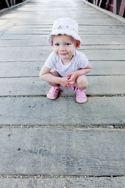 Маленькая девочка на крытом деревянном мосту, Стефанская хута, Словакия — стоковое фото